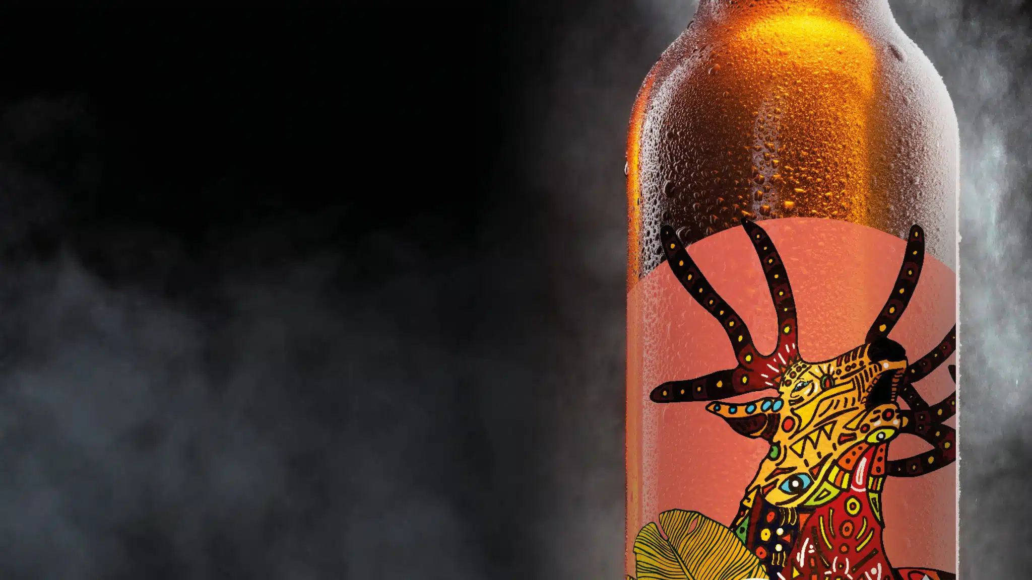 Maquette graphique d'une étiquette de bière Graminea illustrée avec un style abstrait et tribal sur une bouteille fraîche.